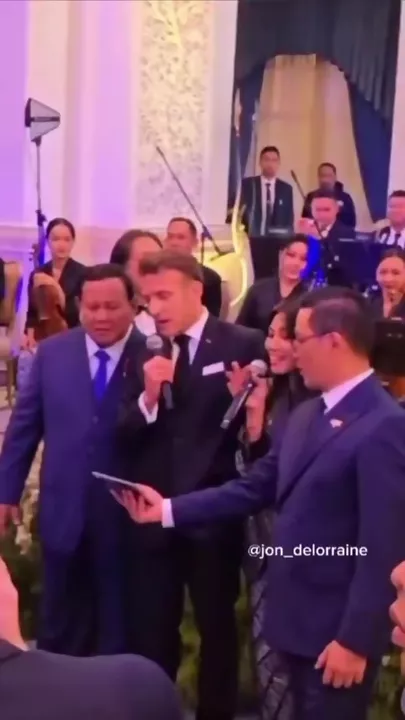 Макрон принял эстафету ужасного пения от Идальго