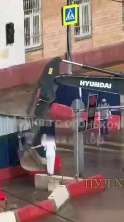 Экскаваторщик перевез девушку в ковше через лужу в Москве 3