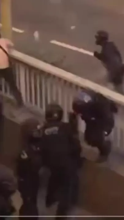 Столкновения футбольных фанатов с полицией в Париже	2