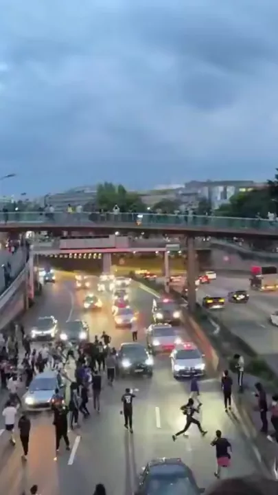 Столкновения футбольных фанатов с полицией в Париже 3