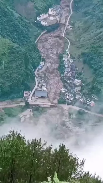 Катастрофические наводнения и оползни в Китайской провинции-2