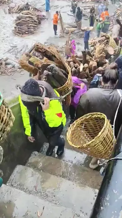 Китайцы в Юньнани очищают улицы после потопа