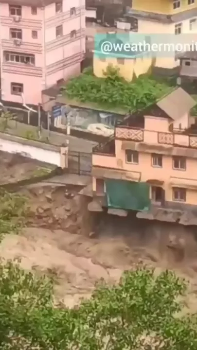 Мощнейшие ливни в Китае смывают целые дома