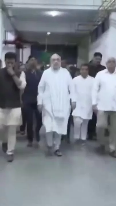 Глава МВД Индии встретился с выжившим в авиакрушении