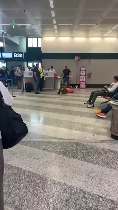 Женщина устроила бесстыдную истерику в аэропорту из-за багажа