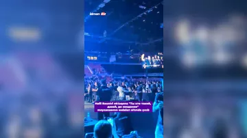 Halil Rauntri oktaqona "Ты кто такой, давай, до свидания" meyxanasının sədaları altında çıxıb