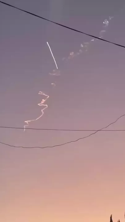 Иран запустил несколько волн ракет по Израилю-4