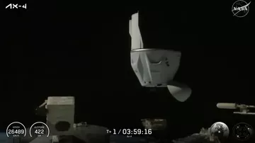 Crew Dragon с четырьмя туристами достиг МКС