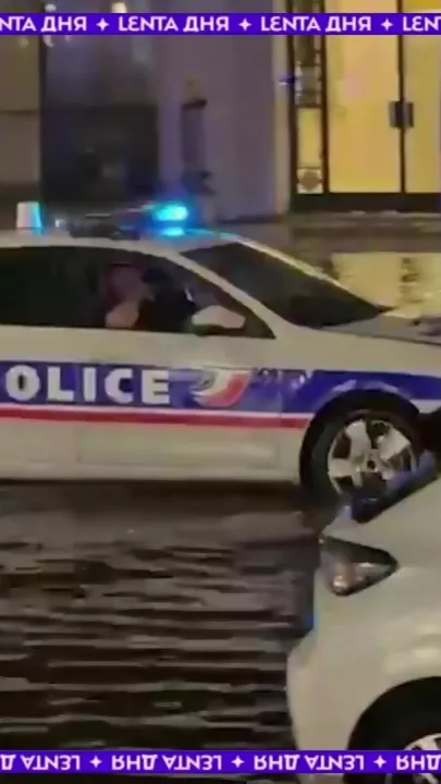 Полиция проехалась по затопленному Парижу под саундтрек из «Титаника»