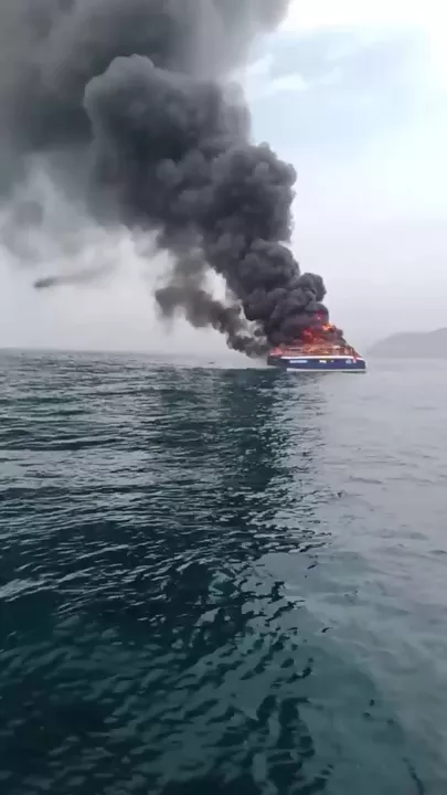 В Приморье загорелся катамаран с людьми на борту