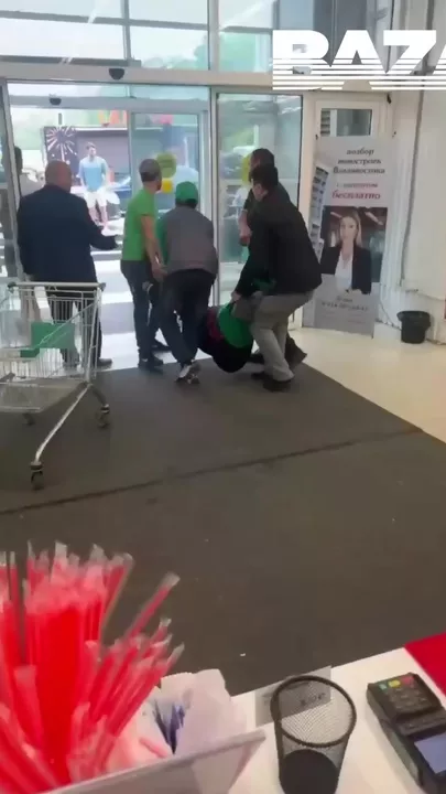 Массовое отравление неизвестным веществом в ТЦ во Владивостоке2