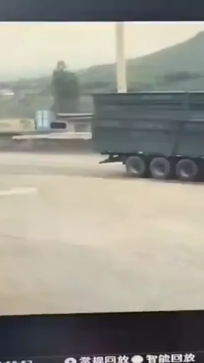 Колесо от грузовика протаранило АЗС в Китае