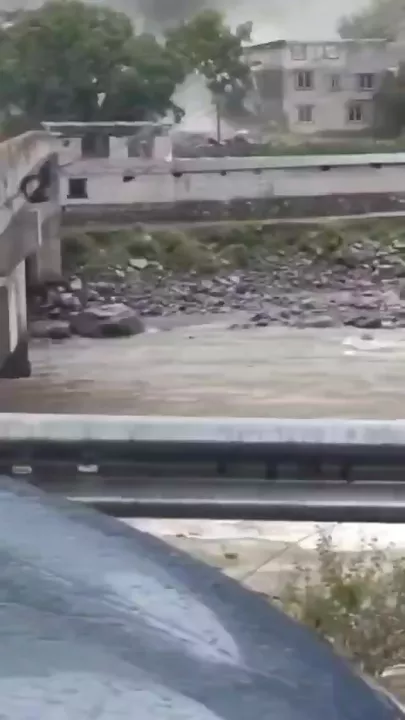 Оползень разрушил деревню в китайской провинции Сычуань