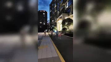 В Китае робот играет с детьми во дворе