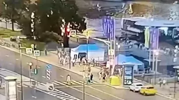 Автомобиль наехал на толпу в России
