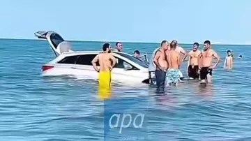 Sumqayıtda maşın dənizə girdi