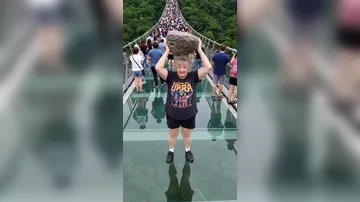 Пожилая туристка разрушила мост в Китае с помощью ИИ‑имитации