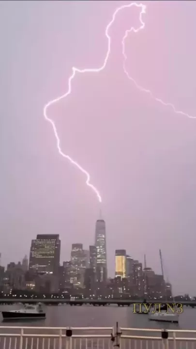 Молния попала в здание Всемирного торгового центра