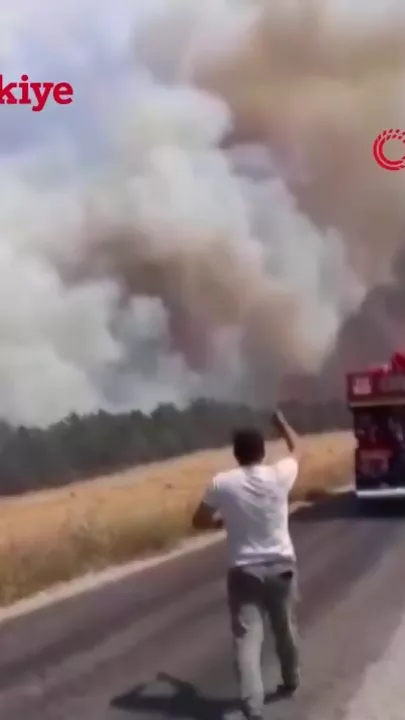 Лесные пожары в Турции продолжаются - 1