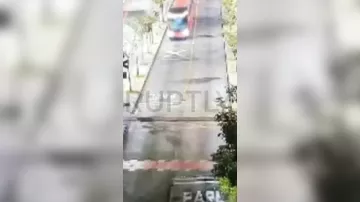 Товарный поезд снёс автобус в Бразилии