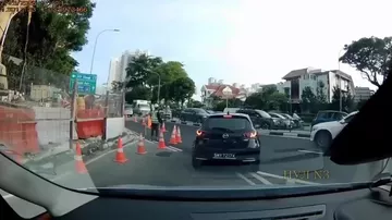 Автомобиль ушел в грунт в Сингапуре