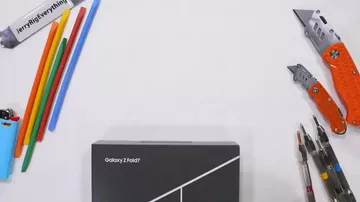 Прочность складного флагмана Samsung проверили на видео