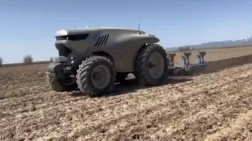 В Китае испытали и показали на видео футуристичный роботрактор Honghu T70