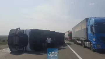 На трассе Баку-Газах перевернулась фура