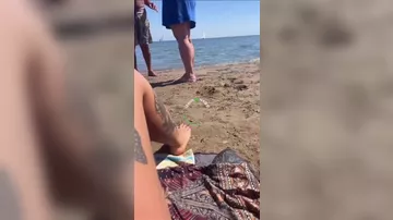 Çimərlikdə qalmaqal: kişi gənc qızın yanında oturdu,"qırğın qopdu"