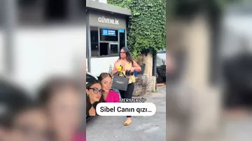 Sibel Canın qızı görünüşü ilə diqqət çəkdi