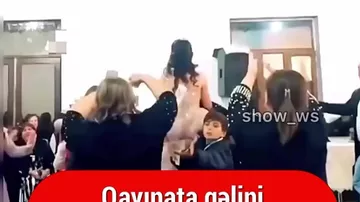 Qayınata gəlini qucağına aldı