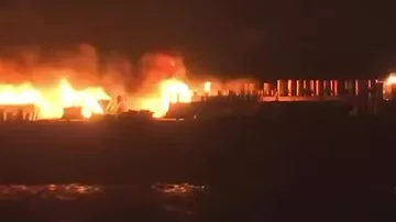 Баржи с фейерверками загорелись в Японии