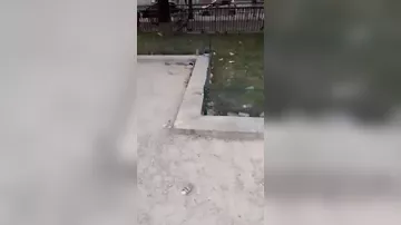Мусор и грязь у парижского Лувра