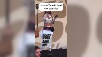 Türkiyəli müğənninin səhnə geyimi müzakirələr yaratdı