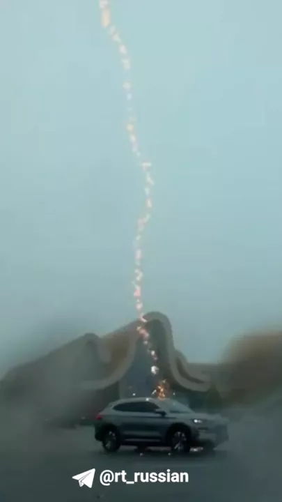 В Китае молния ударила в автомобиль на ходу