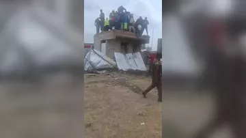 В Кении вертолет влетел в жилой дом