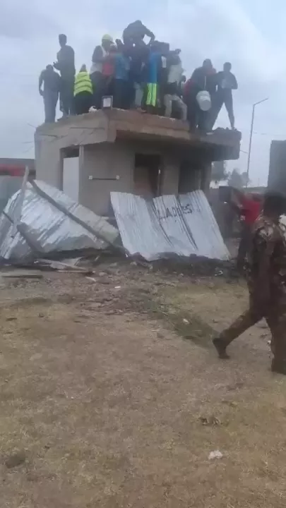 В Кении вертолет влетел в жилой дом