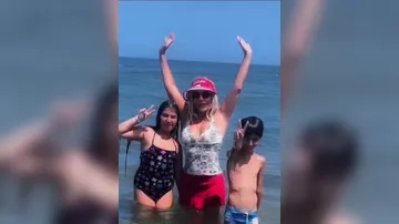 Xalq artisti dənizə paltarla girdi