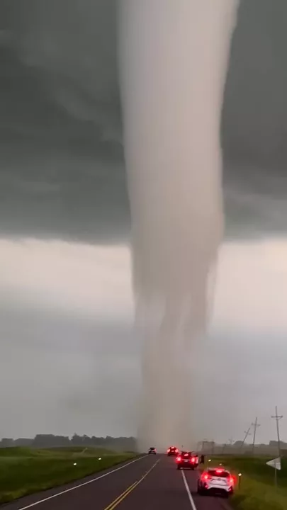 Торнадо оборвал линии электропередач на трассе в США