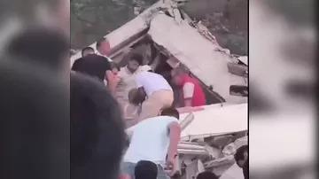 Четырех человек спасли из-под завалов в Балыкесире