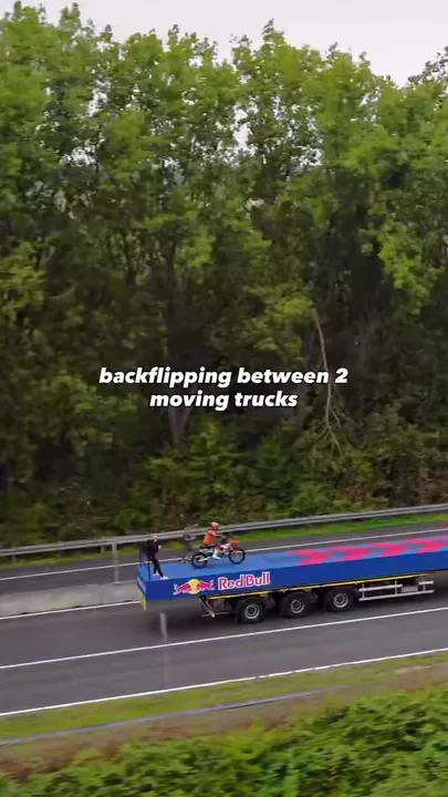 Сальто между двумя грузовиками в движении