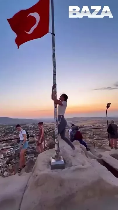 В Турции туристке грозит тюремный срок за танец на флагштоке