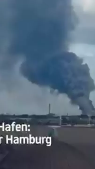 Крупный пожар произошел на складе в портовой зоне Гамбурга