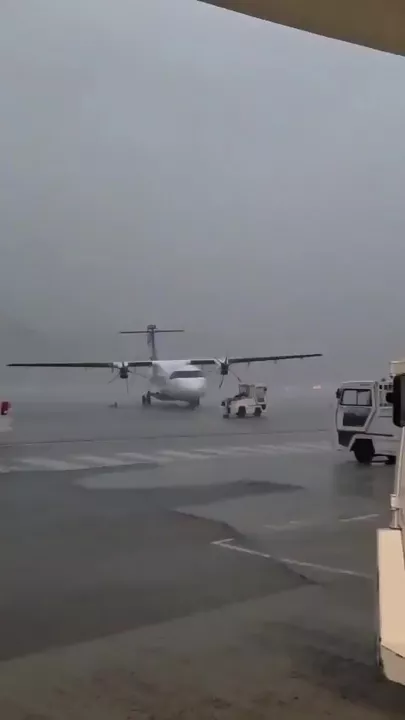 Во Франции сильный ветер сдвинул пассажирский самолет