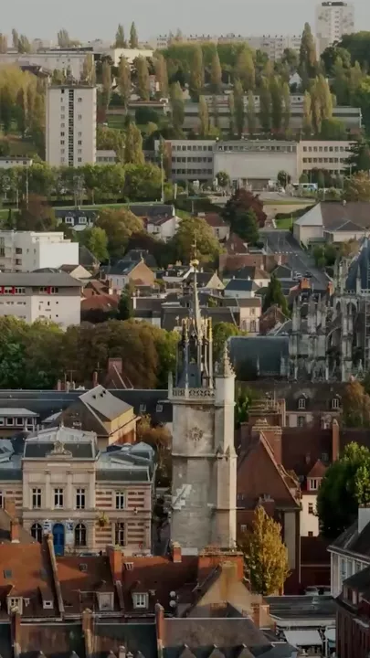 Автомобиль въехал в толпу людей во Франции2