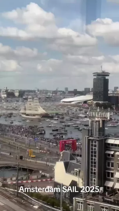 Загруженный морской трафик в порту Амстердама