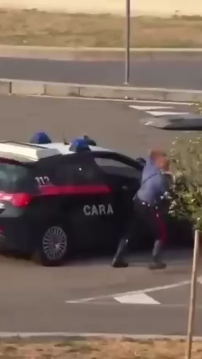Албанский мигрант попытался убежать от итальянской полиции