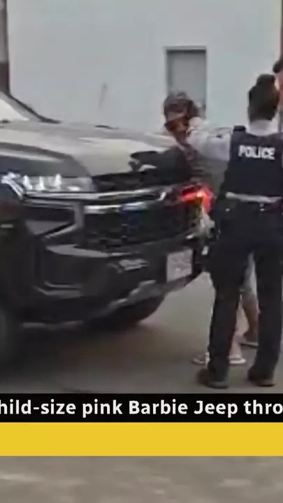 Водителя игрушечного Jeep арестовали в Канаде