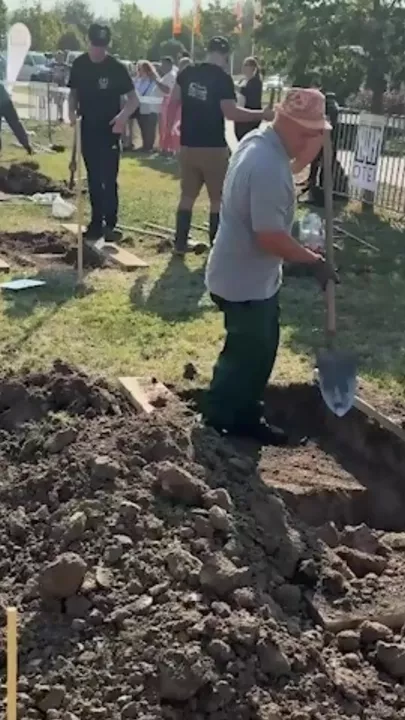 Международный чемпионат по копке могил прошёл в Венгрии