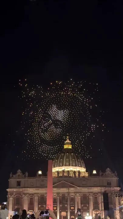 Над Ватиканом взмыли в небо 3000 дронов